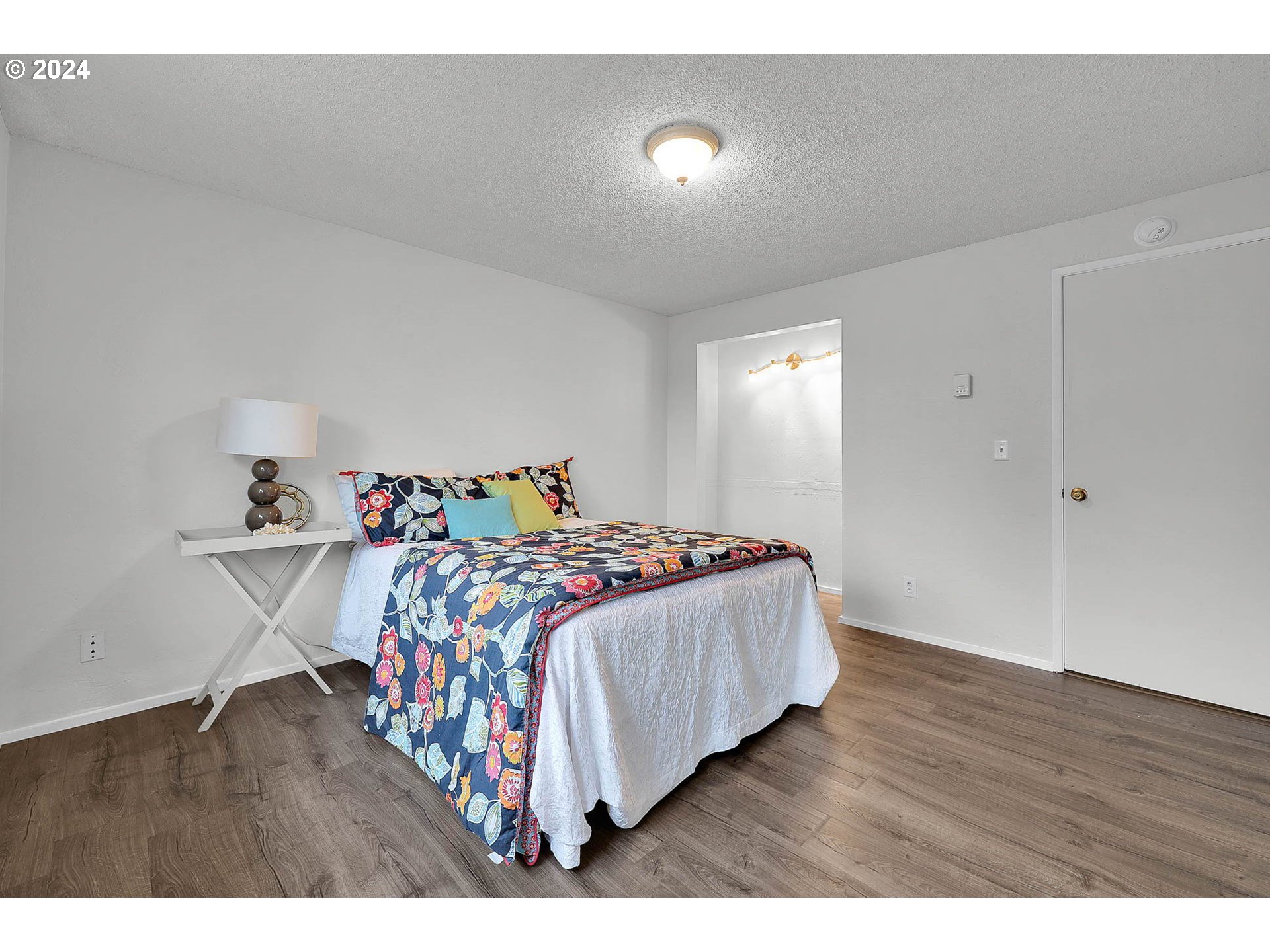 4250 Scenic Drive Eugene, OR 97404 - Photo 29 of 31 a bedroom with a bed and a table