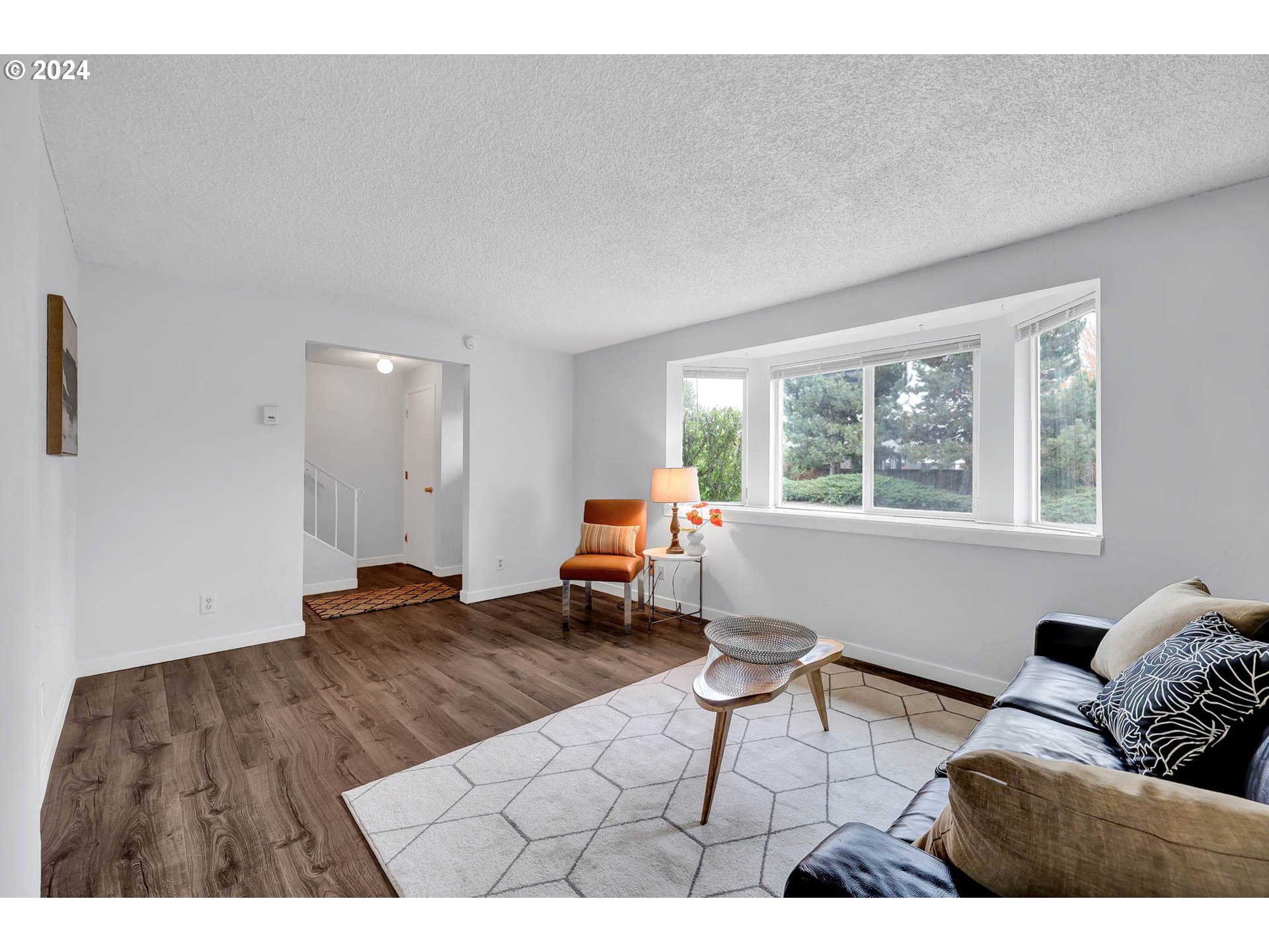 4250 Scenic Drive Eugene, OR 97404 - Photo 6 of 31 a living room with furniture and a window