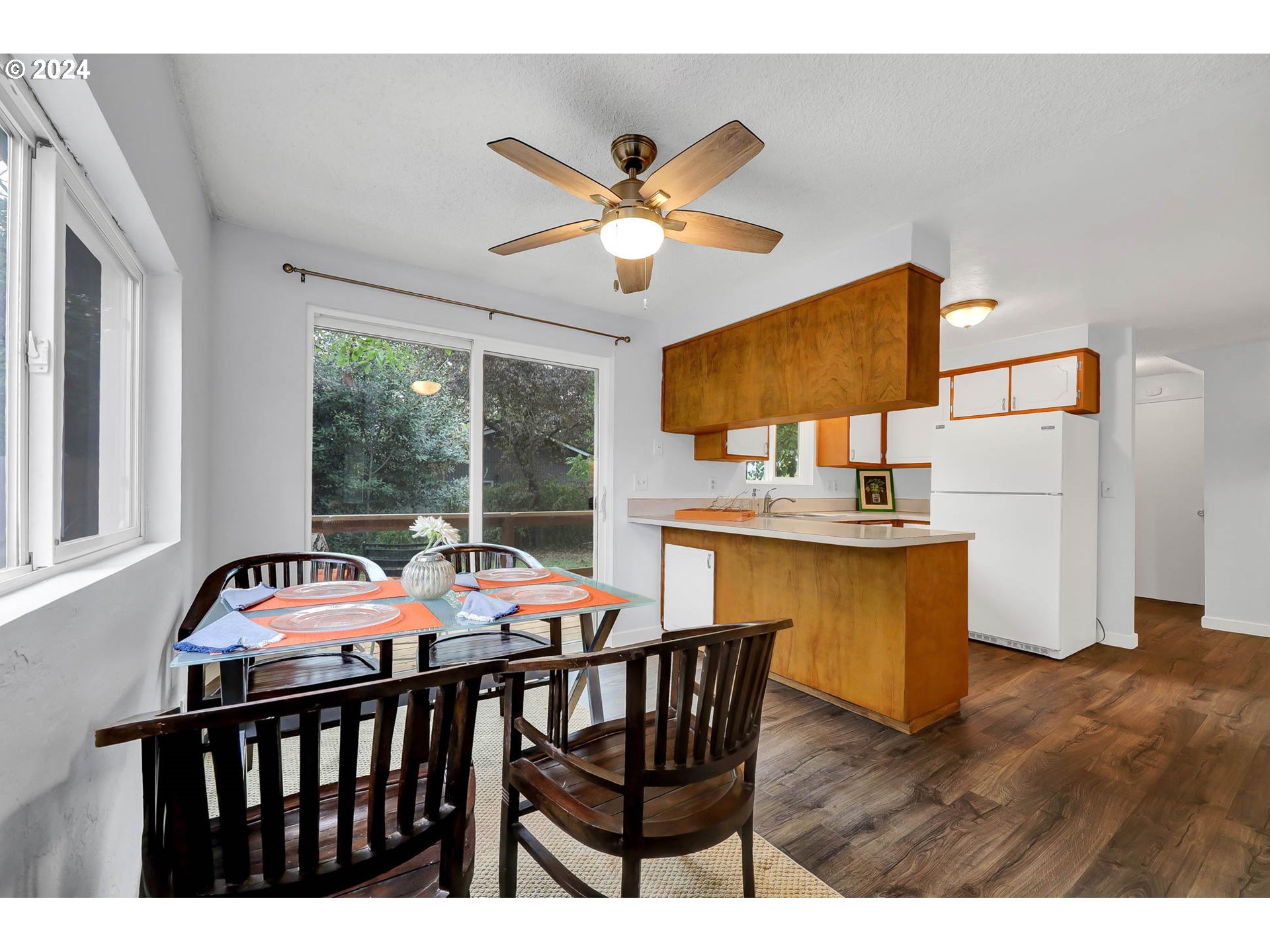 4250 Scenic Drive Eugene, OR 97404 - Photo 7 of 31 a dining room with furniture and window