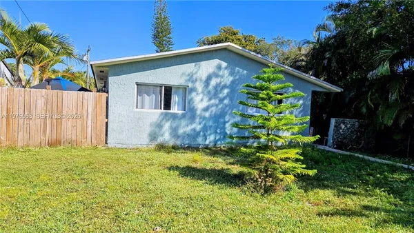 a view of front of house with a yard