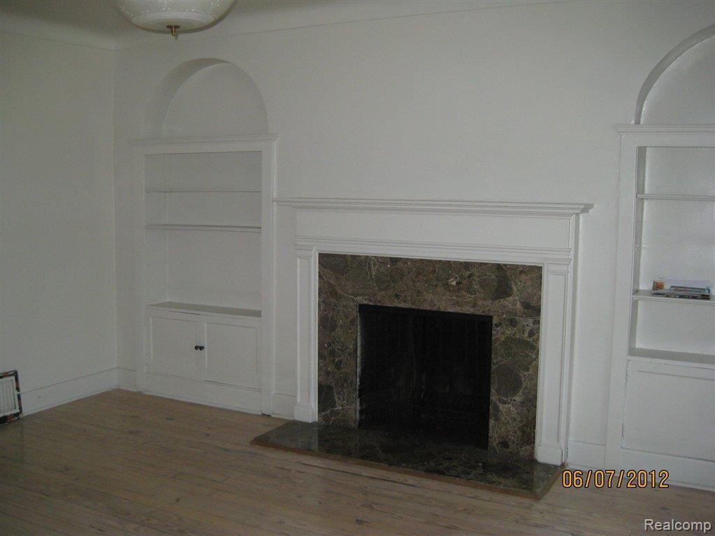 829 Barrington Road Grosse Pointe, MI 48230 - Photo 10 of 25 LIVING ROOM FIREPLACE.JPG