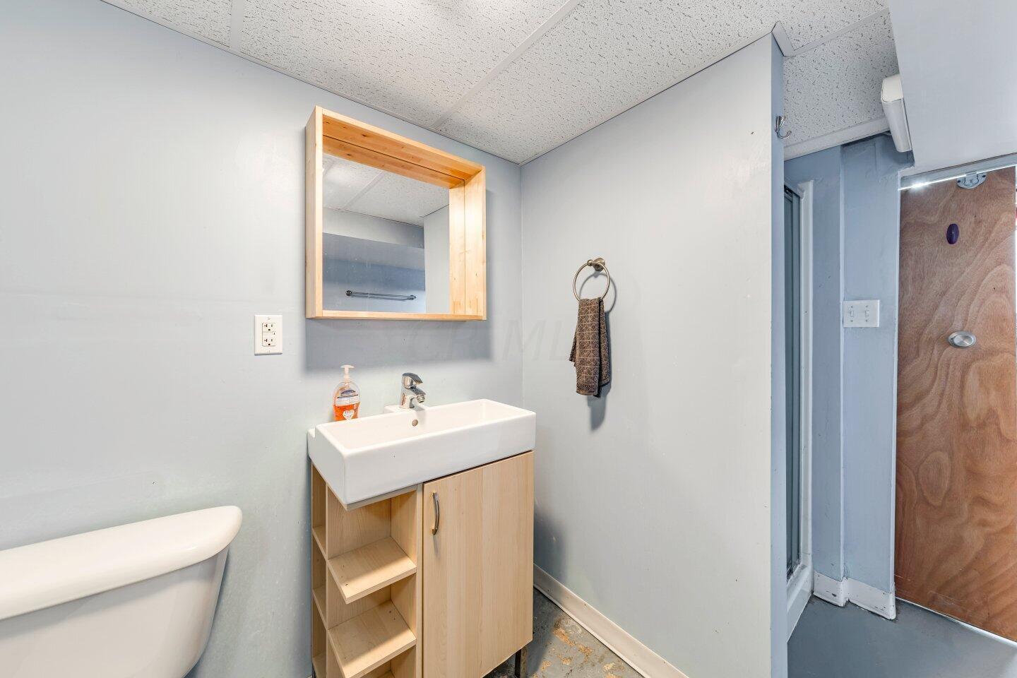 2576 Nottingham Road Columbus, OH 43221 - Photo 31 of 40 LL Bathroom alt view