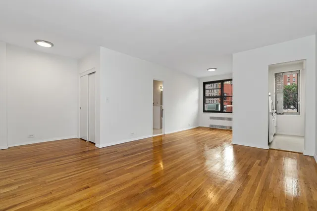 $399,000 | 242 East 38th Street, Unit 5E | Murray Hill