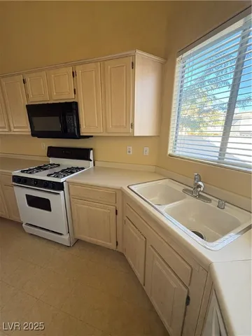 $1,700 | 855 North Stephanie Street, Unit 914, Henderson, NV 89014