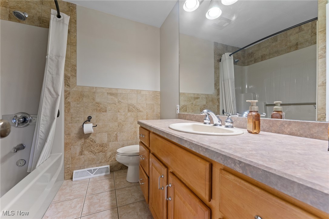 1175 East Calla Road, Unit C215 Youngstown, OH 44514 - Photo 30 of 44 Long vanity
