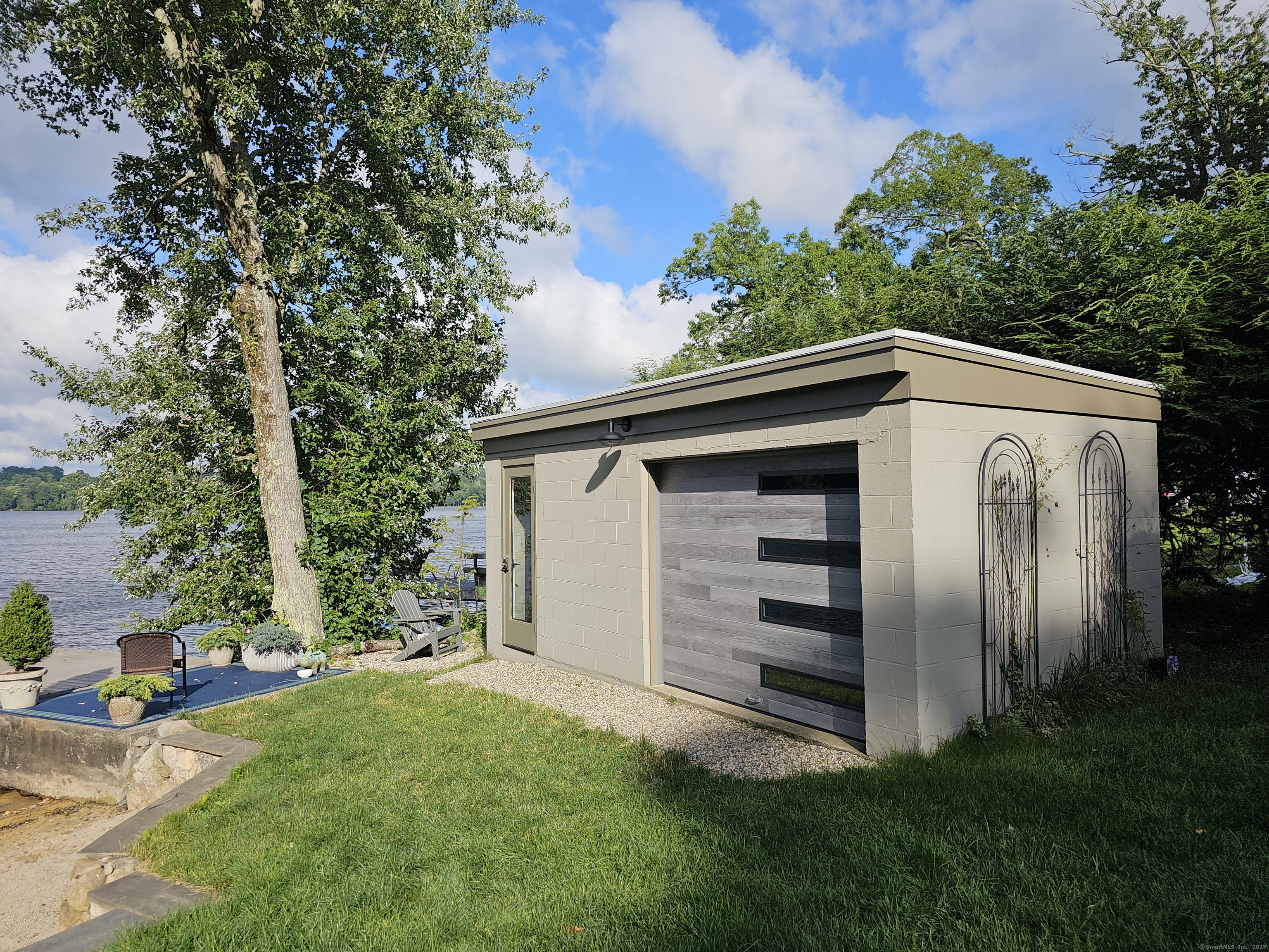 112 West Lake Road, Unit 112 Woodbury, CT 06798 - Photo 28 of 34 a backyard of a house with lots of green space