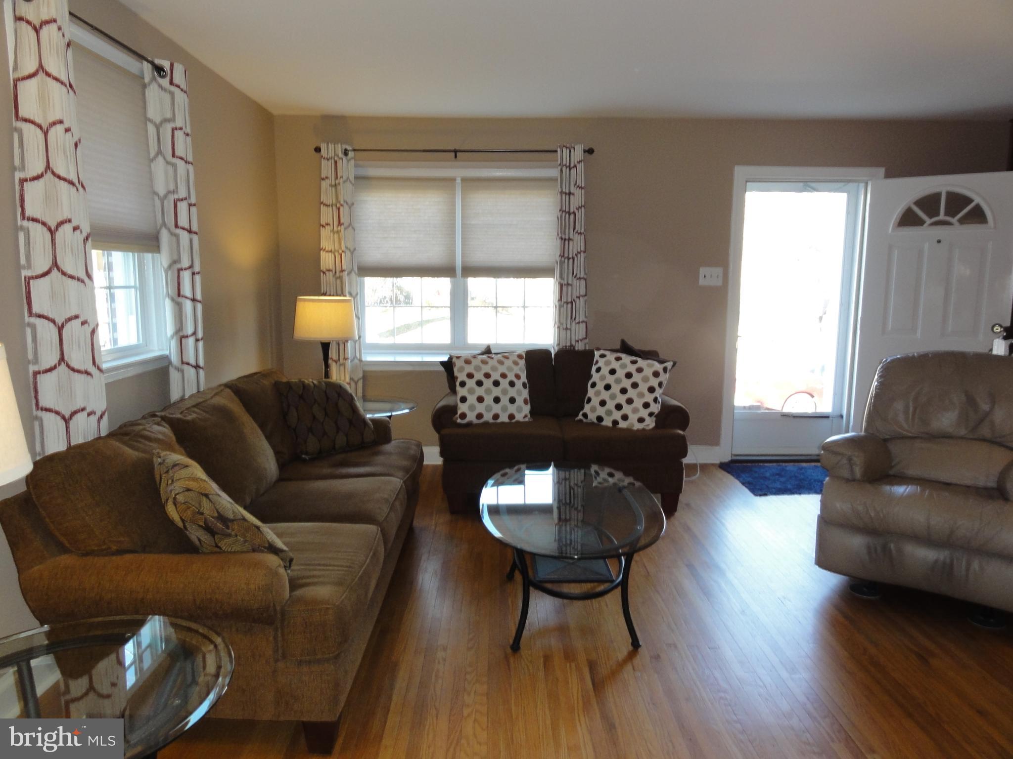 4054 Lasher Road Drexel Hill, PA 19026 - Photo 6 of 36 Living Room
