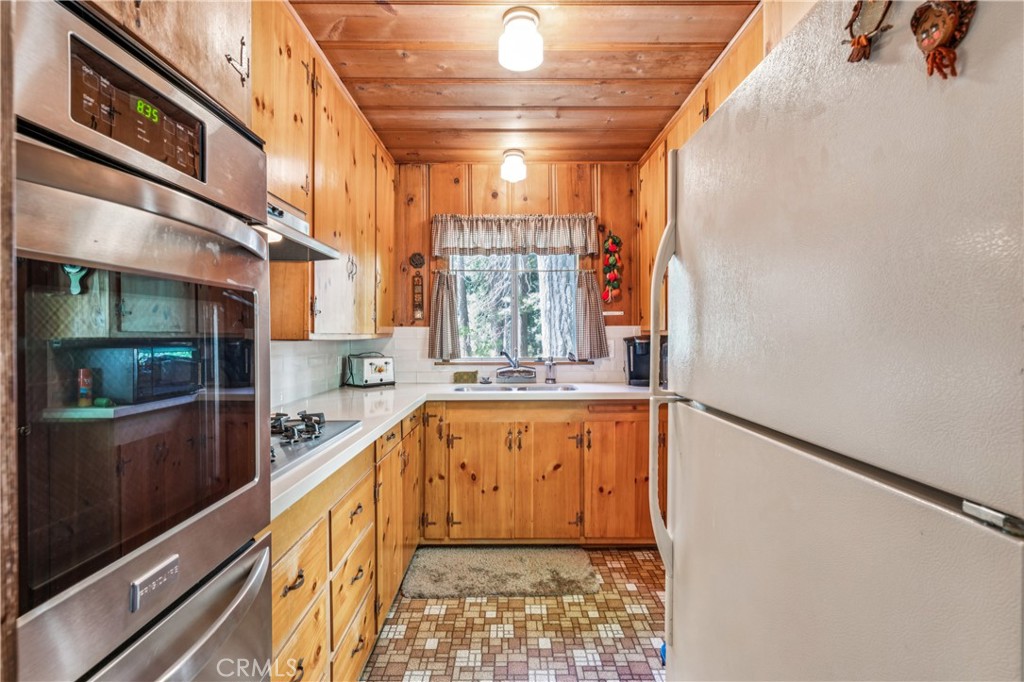 404 Hillside Road Lake Arrowhead, CA 92352 - Photo 12 of 30