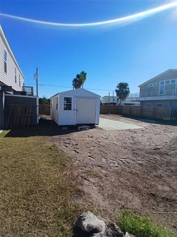 a view of a backyard