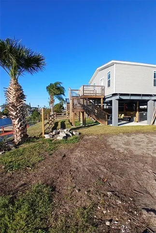 a view of a house with backyard