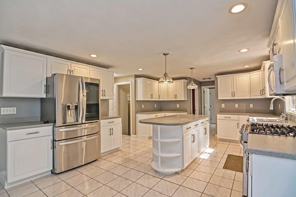 292 Candlestick Road North Andover, MA 01845 - Photo 10 of 42 Gallery Image 10