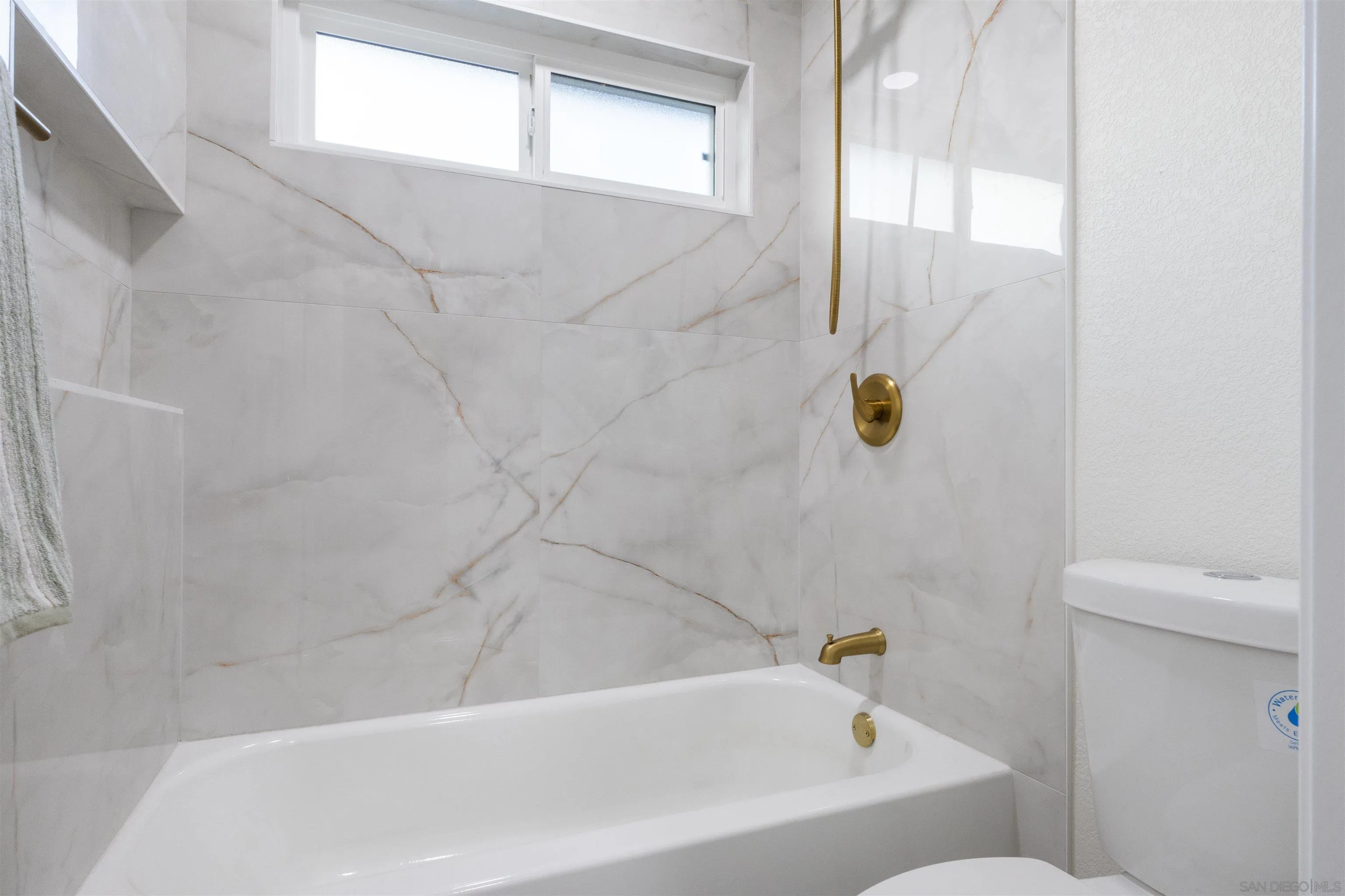 4350 Point Reyes Court Carlsbad, CA 92010 - Photo 22 of 33 a bathroom with a bathtub