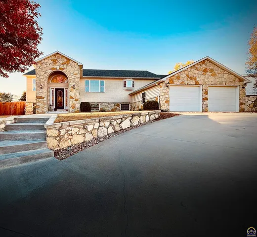 $438,000 | 1224 Pawnee Drive, St. Marys, KS 66536