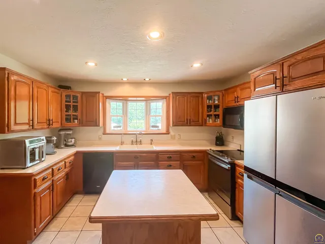 $438,000 | 1224 Pawnee Drive, St. Marys, KS 66536