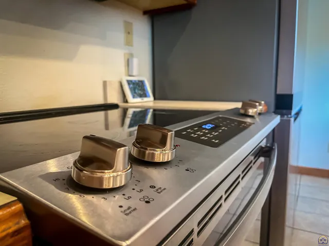 $438,000 | 1224 Pawnee Drive, St. Marys, KS 66536