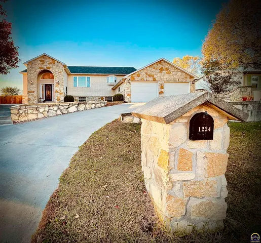 $438,000 | 1224 Pawnee Drive, St. Marys, KS 66536