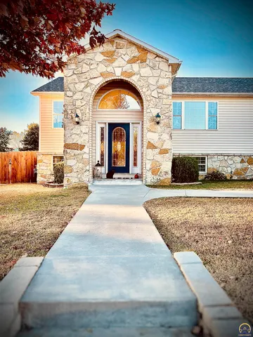 $438,000 | 1224 Pawnee Drive, St. Marys, KS 66536