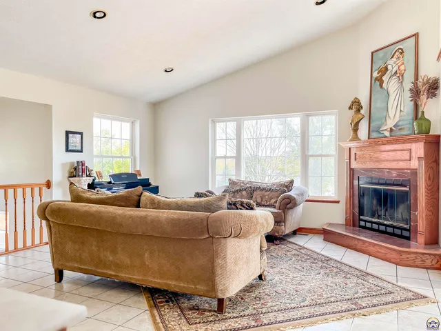 $438,000 | 1224 Pawnee Drive, St. Marys, KS 66536