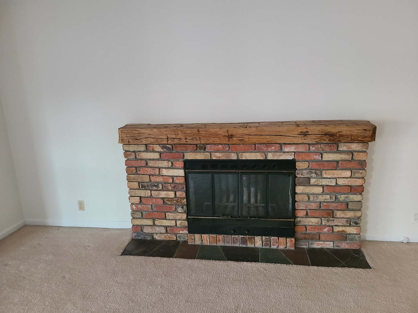 630 Greenview Road Itasca, IL 60143 - Photo 9 of 12 a view of a fireplace with an empty room