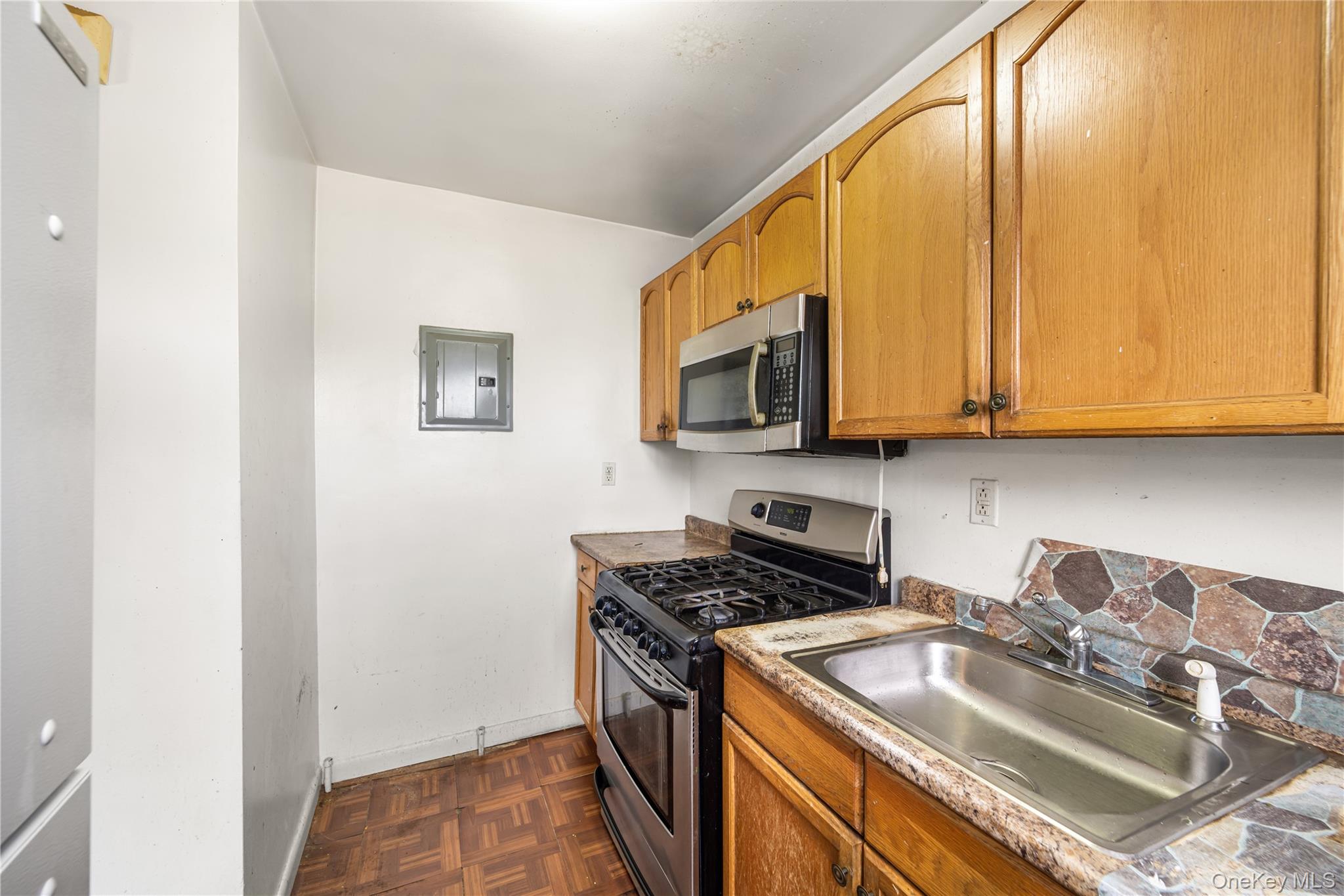 225-08 Stronghurst Avenue, Unit UPPR Queens, NY 11427 - Photo 13 of 15
