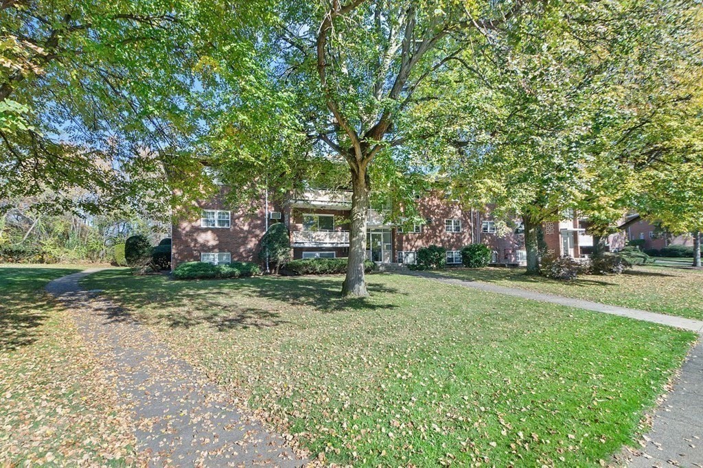 55 Jacqueline Road, Unit 11 Waltham, MA 02452 - Photo 1 of 26 Gallery Image 1
