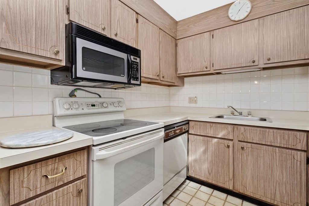 55 Jacqueline Road, Unit 11 Waltham, MA 02452 - Photo 11 of 26 Gallery Image 11
