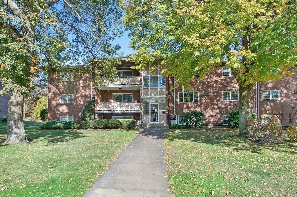 55 Jacqueline Road, Unit 11 Waltham, MA 02452 - Photo 2 of 26 Gallery Image 2
