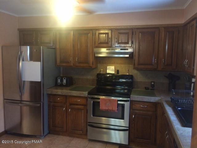 2222 Sparrow Road Bushkill, PA 18324 - Photo 12 of 30 kitchen.bmp