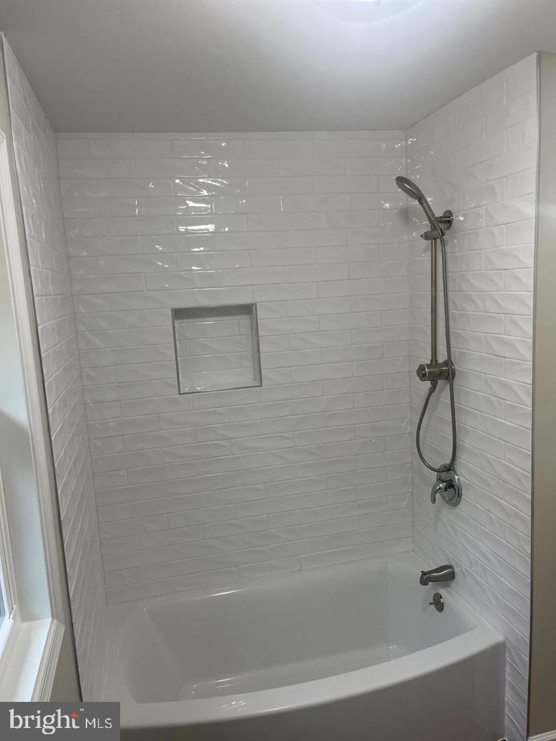 28542 Raccoon Ford Road Culpeper, VA 22701 - Photo 22 of 31 Hallway bathroom w/sleek subway tile.