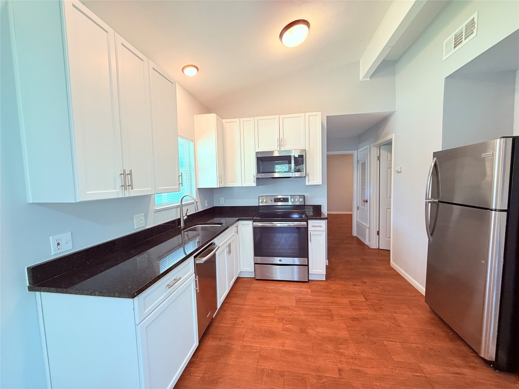 914 Beaver Trail, Unit B Austin, TX 78746 - Photo 9 of 30