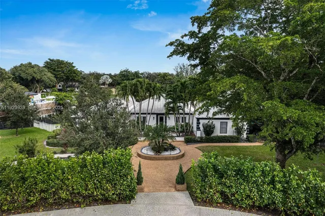 a view of a backyard