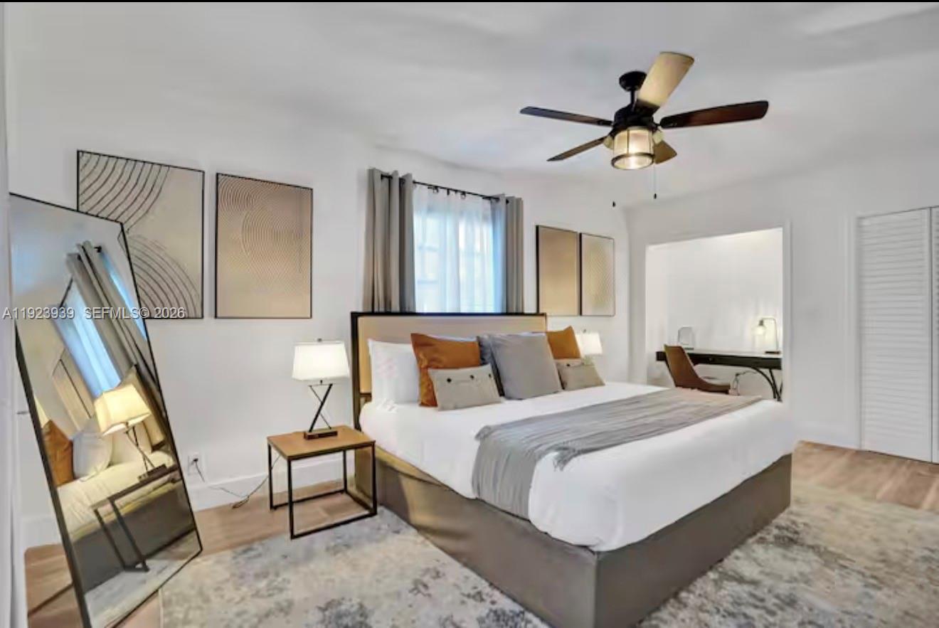 11155 Southwest 40th Street Davie, FL 33328 - Photo 19 of 100 a bedroom with a bed and a large mirror