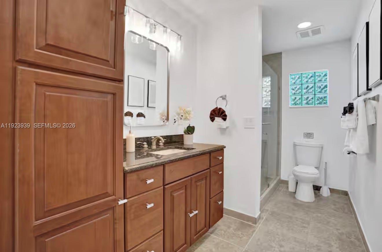 11155 Southwest 40th Street Davie, FL 33328 - Photo 24 of 100 a spacious bathroom with a sink a toilet and a mirror