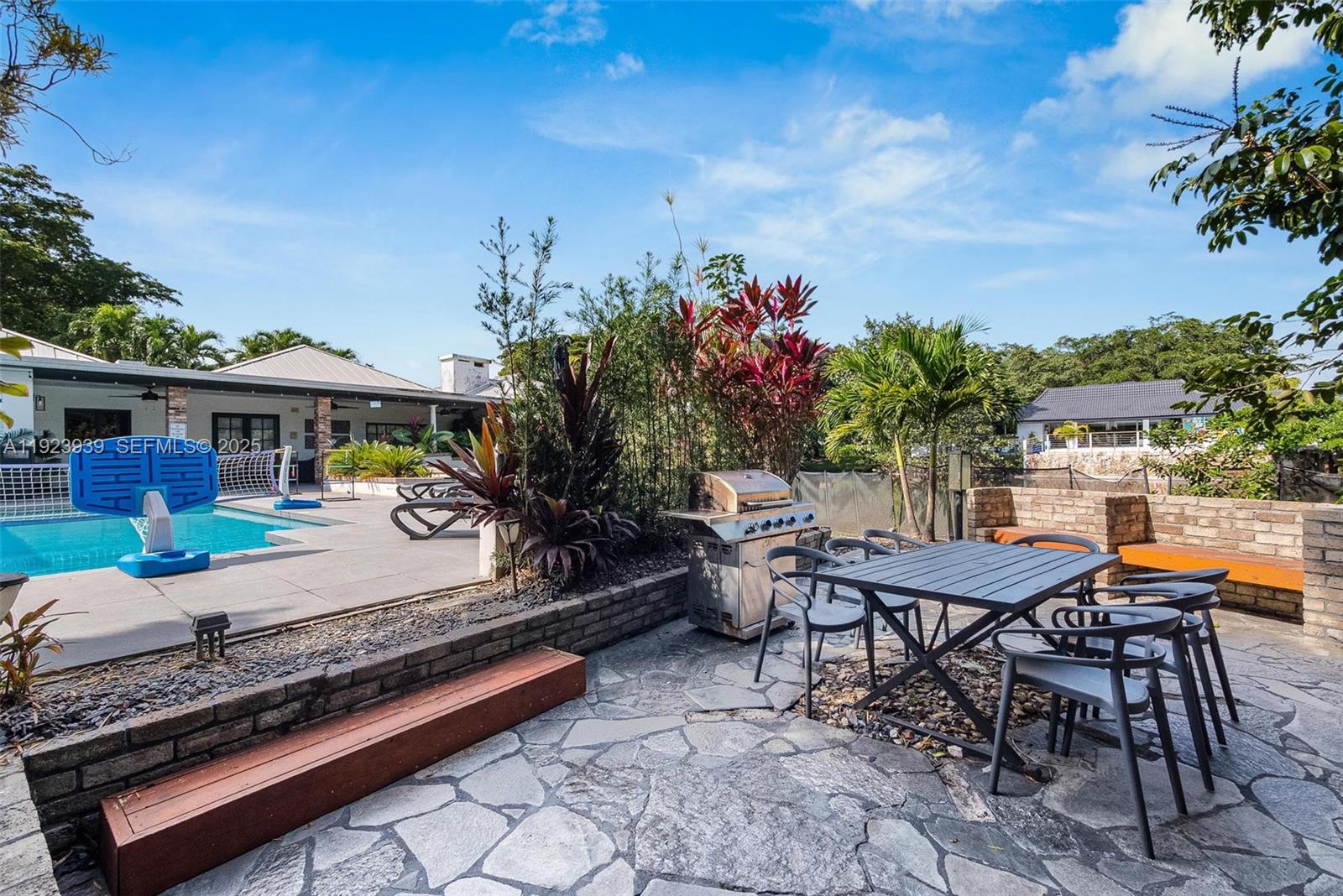 11155 Southwest 40th Street Davie, FL 33328 - Photo 28 of 74 a view of a sitting area with furniture and table