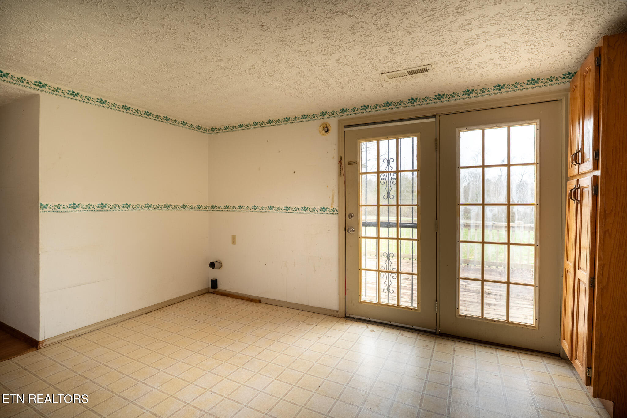 7011 Shell Lane Corryton, TN 37721 - Photo 7 of 22 7011 Shell Ln - Sales Clean-10