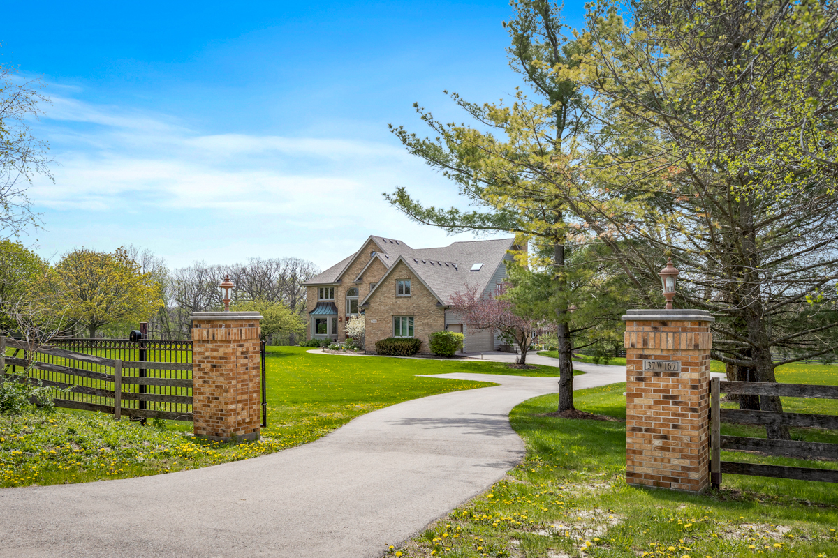 37W167 Crane Road St. Charles, IL 60175 - Photo 2 of 37 Gallery Image 2