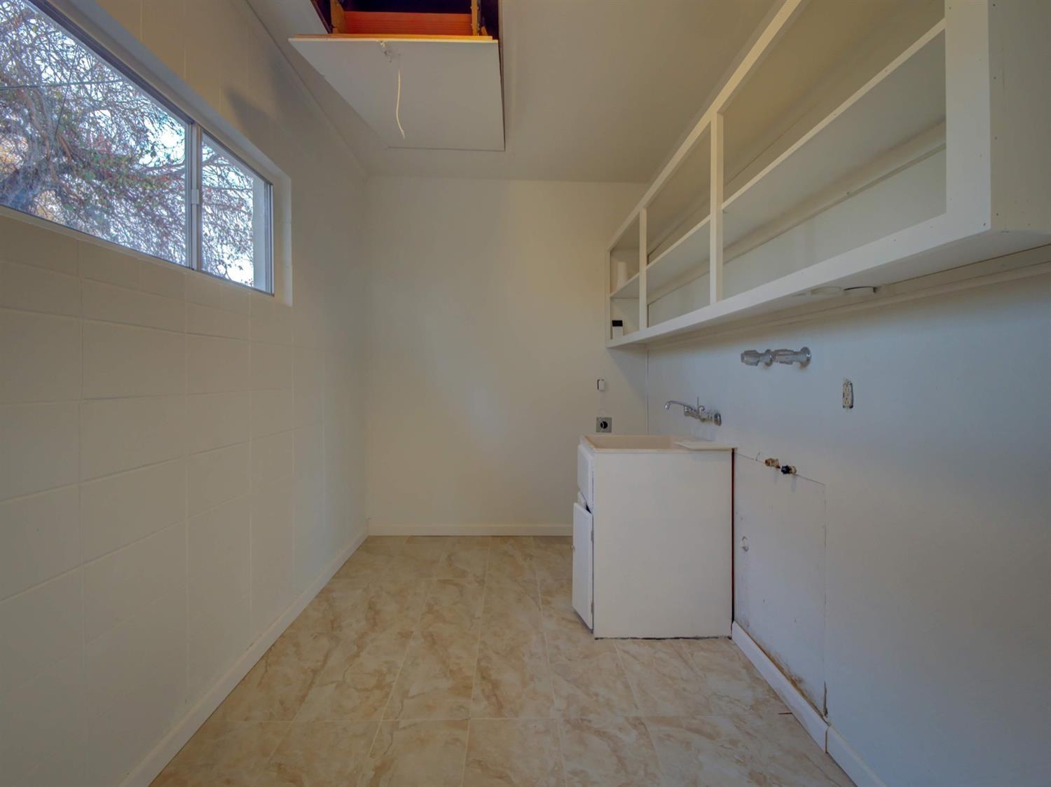 2407 Merlin Road Grants Pass, OR 97526 - Photo 20 of 34 Laundry room with sink.