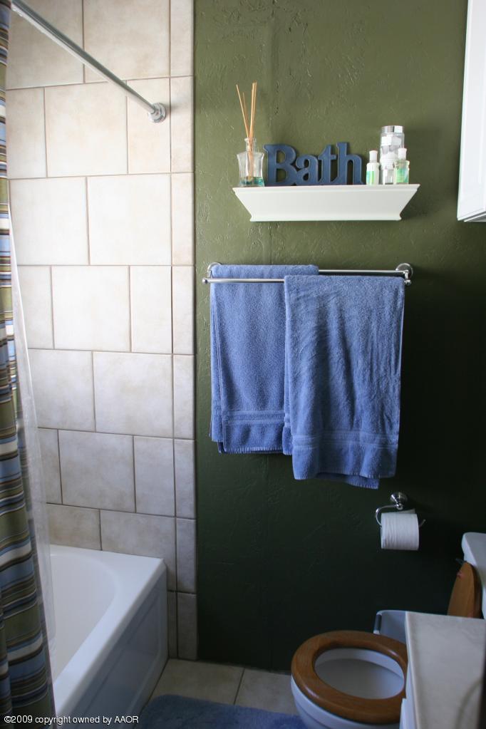 3622 South Travis Street Amarillo, TX 79110 - Photo 17 of 32 a bathroom with a sink and a toilet