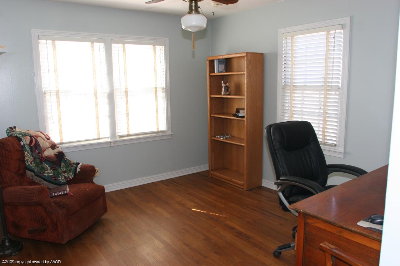 3622 South Travis Street Amarillo, TX 79110 - Photo 19 of 32 a living room with furniture and a window