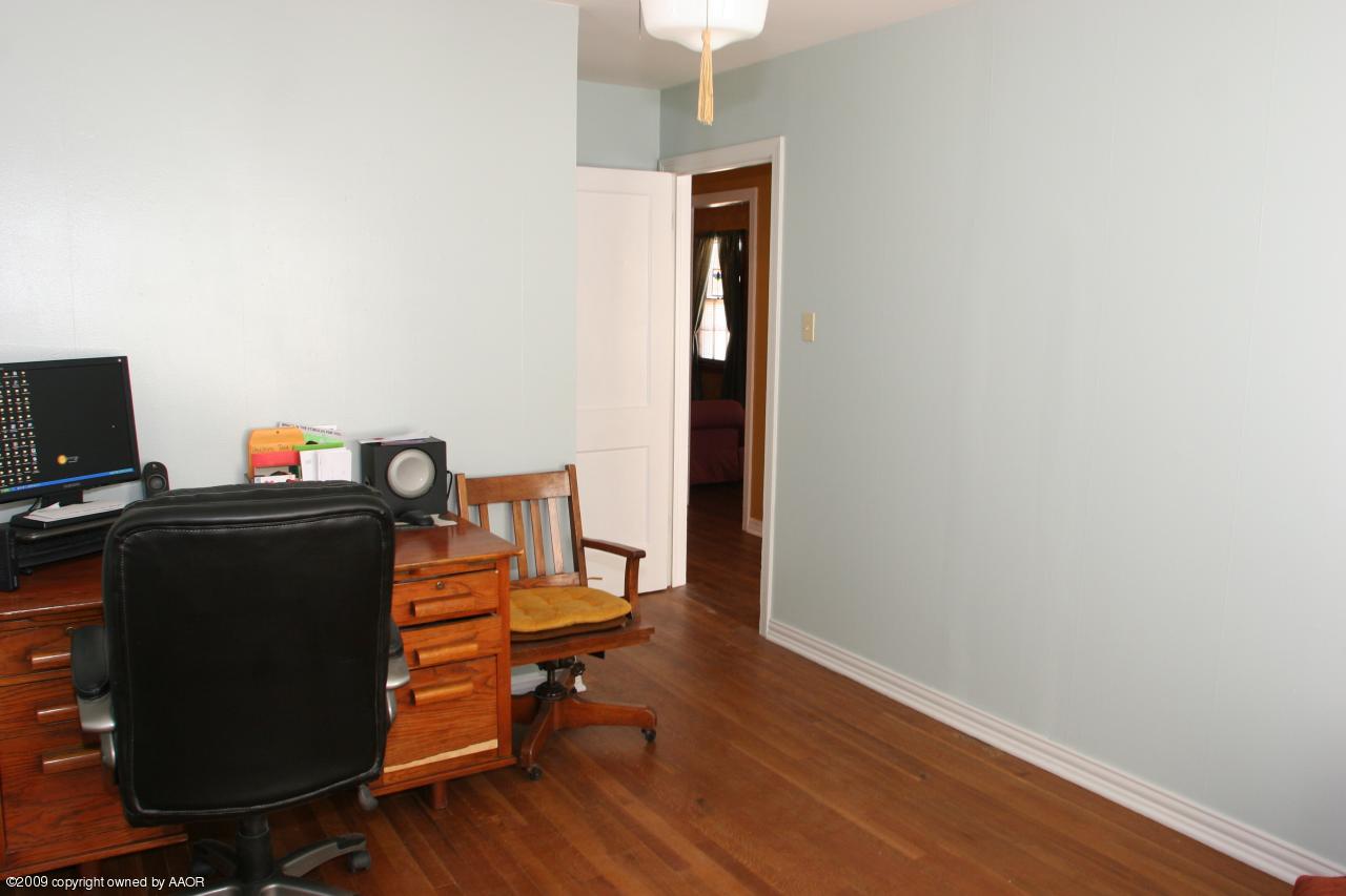 3622 South Travis Street Amarillo, TX 79110 - Photo 20 of 32 a view of a workspace with furniture and wooden floor