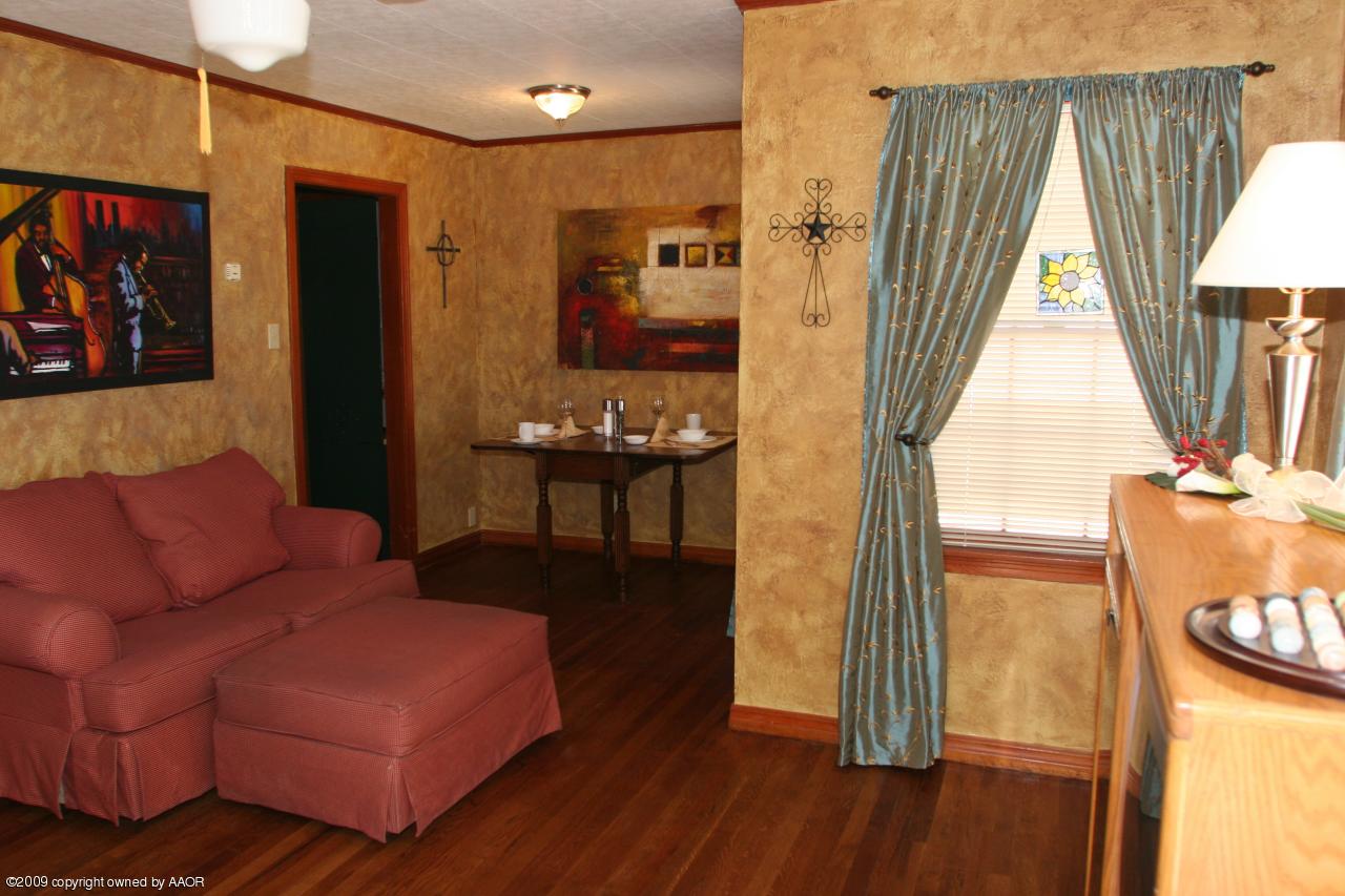 3622 South Travis Street Amarillo, TX 79110 - Photo 2 of 32 a living room with furniture and a wooden floor