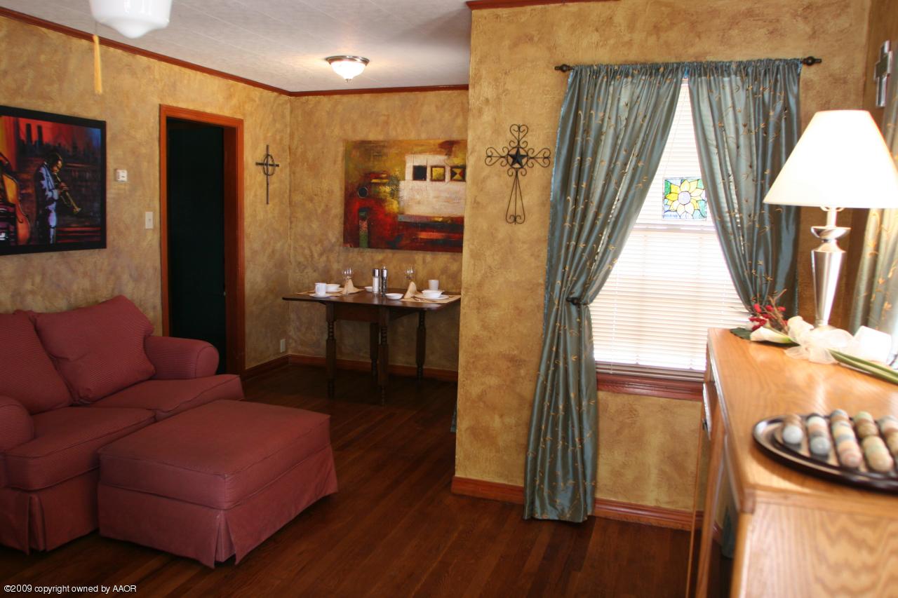 3622 South Travis Street Amarillo, TX 79110 - Photo 3 of 32 a living room with furniture and a window