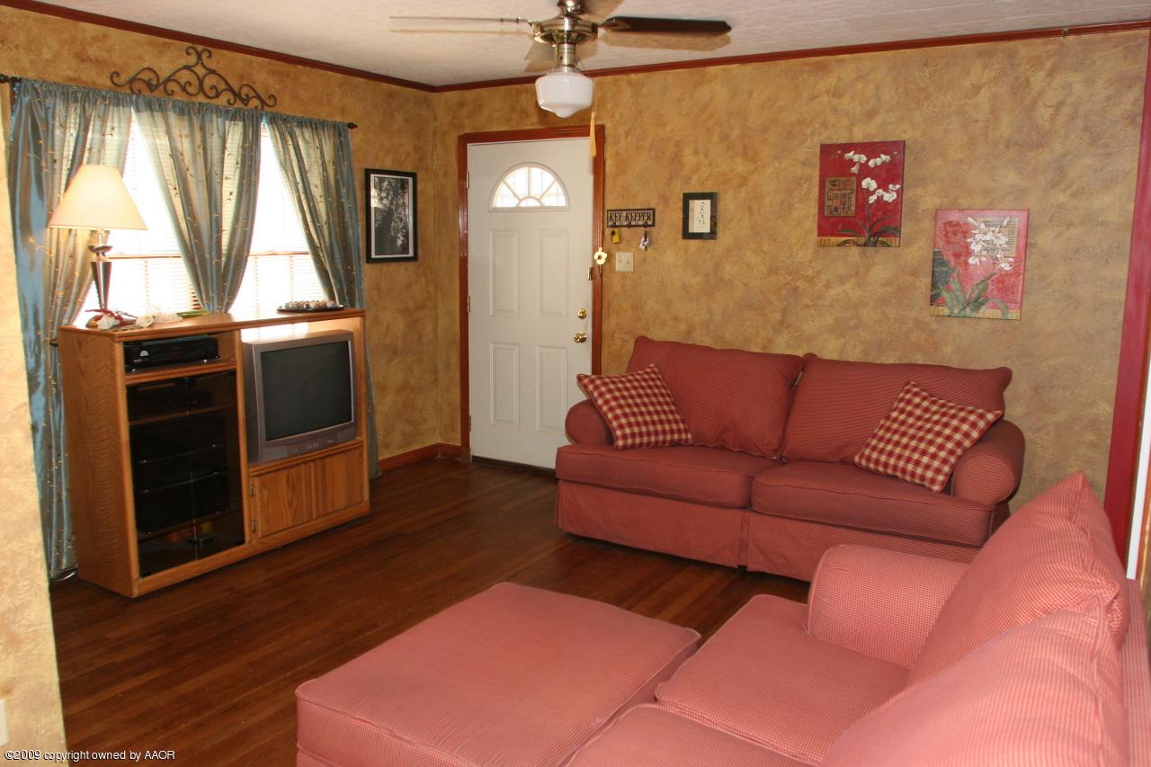 3622 South Travis Street Amarillo, TX 79110 - Photo 4 of 32 a living room with furniture and a window