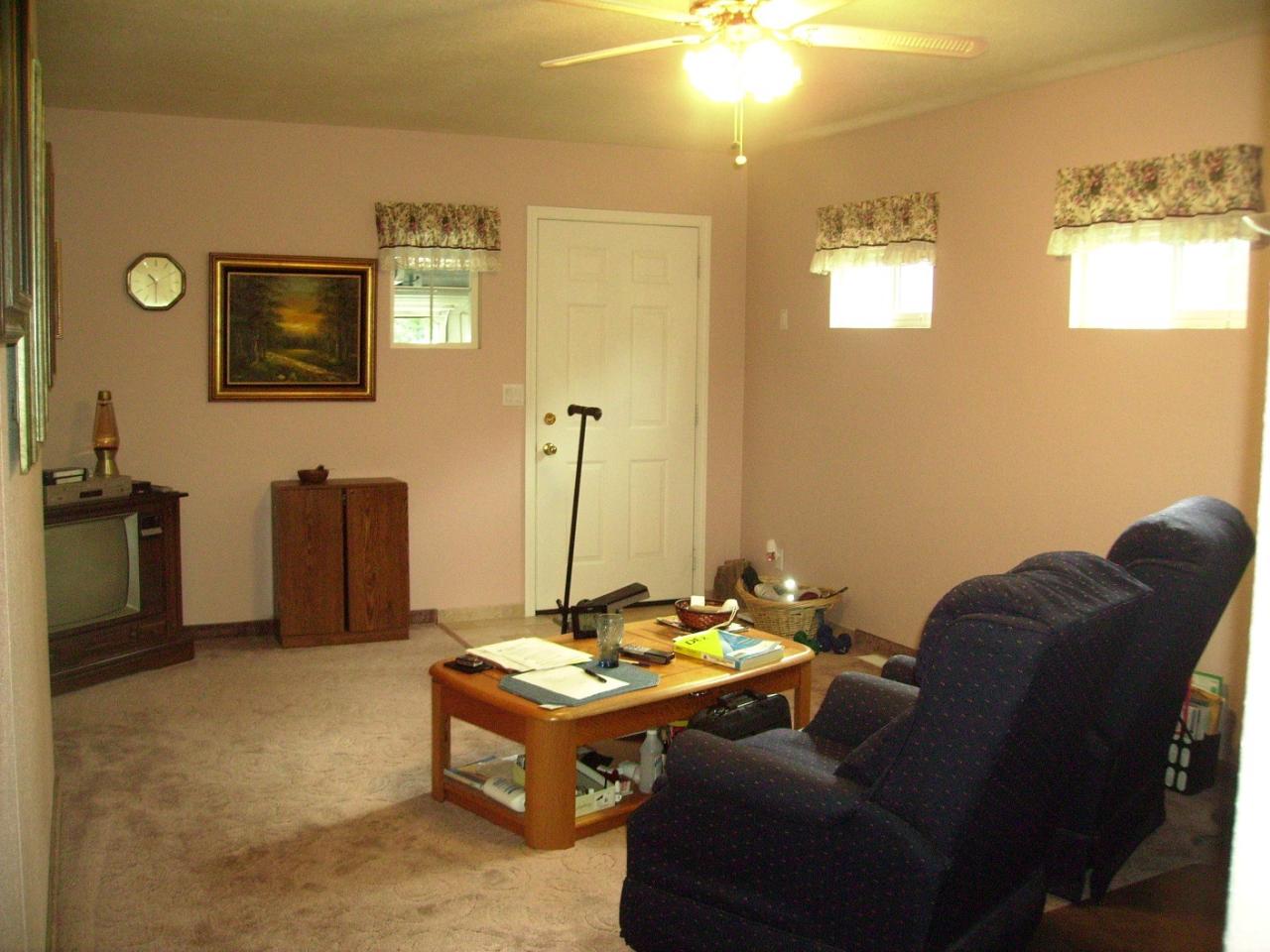 1311 Appleway Road Grandview, WA 98930 - Photo 7 of 8 a living room with furniture pool and a flat screen tv