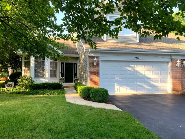 $600,000 | 1919 Waverly Circle, St. Charles, IL 60174