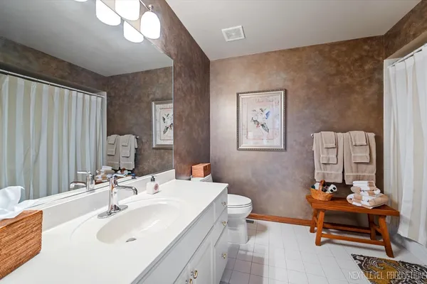 $590,000 | 1919 Waverly Circle, St. Charles, IL 60174