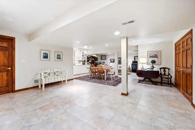 a view of a livingroom with furniture and a area