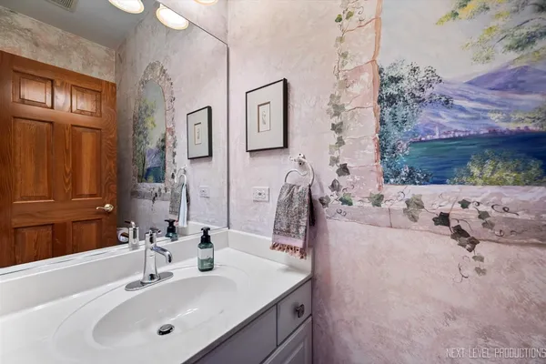 $590,000 | 1919 Waverly Circle, St. Charles, IL 60174