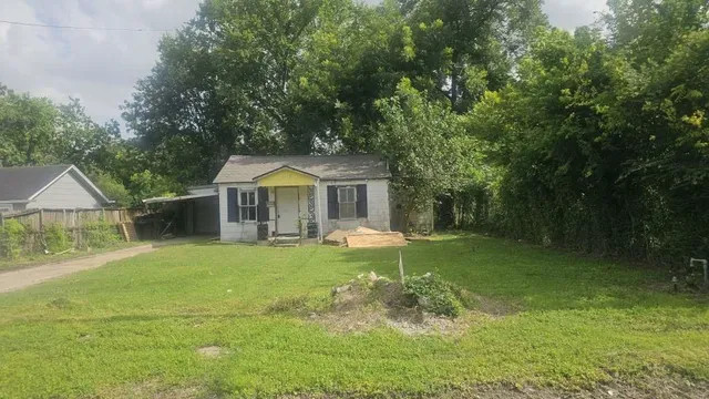 a view of a house with backyard and sitting area