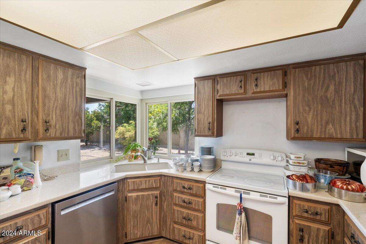 825 East Grandview Road Phoenix, AZ 85022 - Photo 2 of 36 11-63493549